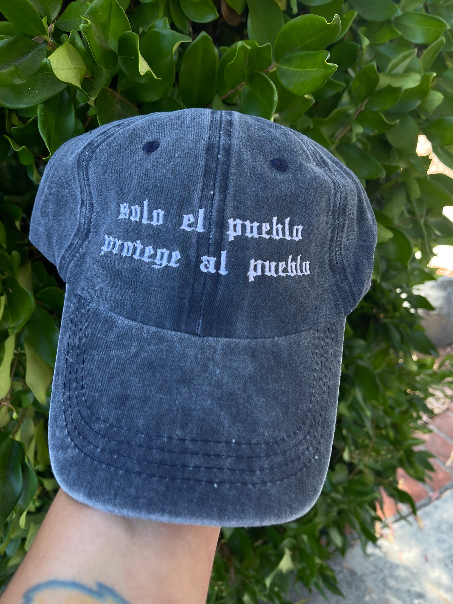 solo el pueblo protege al pueblo hat