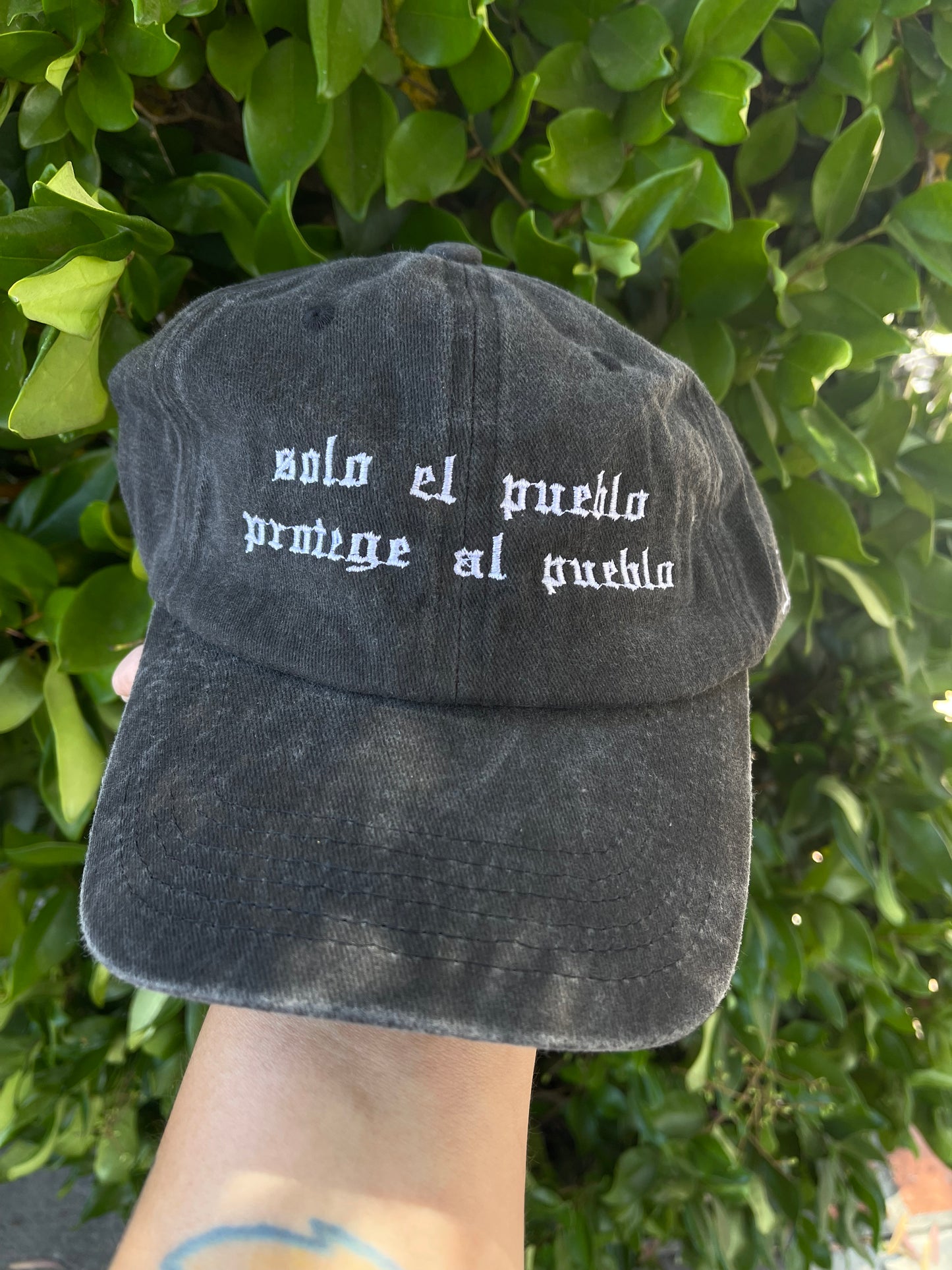 solo el pueblo protege al pueblo hat